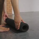 osoba prostire prositrku za jogu