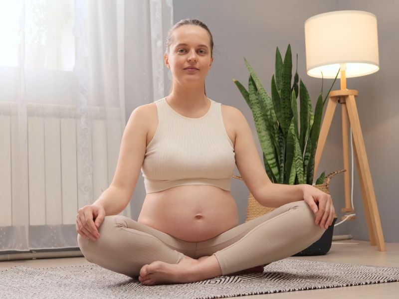 trudnica sedi na prostirci 