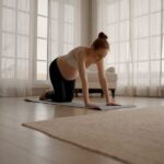 trudnica izvodi vežbe joge