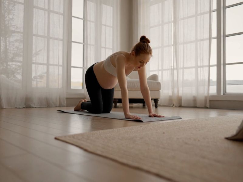 trudnica izvodi vežbe joge