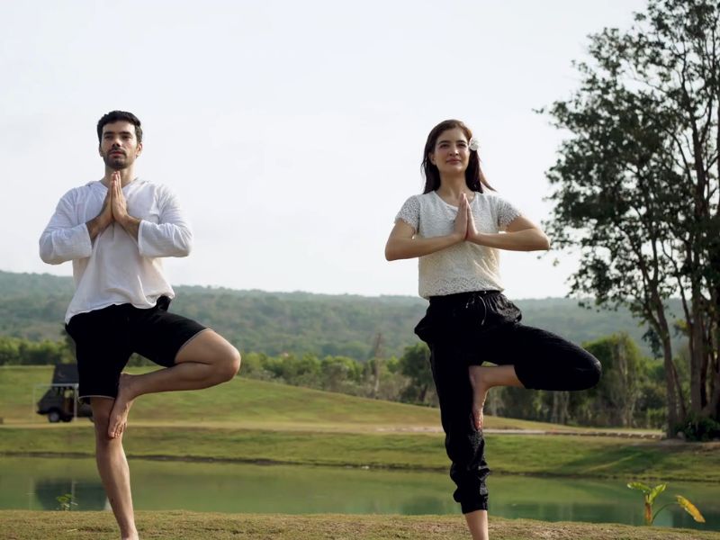 par u prirodi izvodi vežbe joge